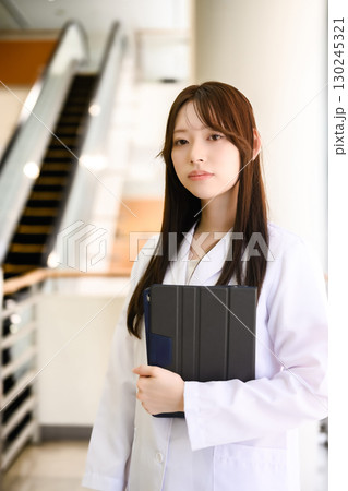 白衣を着た女性 白衣を着た女性 130245321