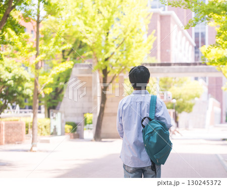 　男子大学生の後ろ姿・夏の構内 130245372