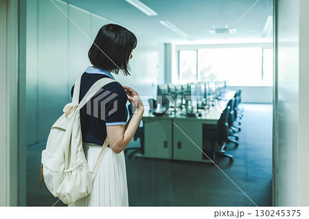 施設を見学する女性 130245375
