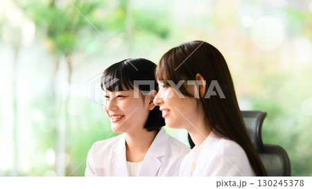 白衣の女性たち 130245378