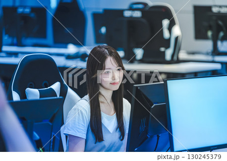 eスポーツ女性プレイヤー・座位 eスポーツ女性プレイヤー・座位 130245379
