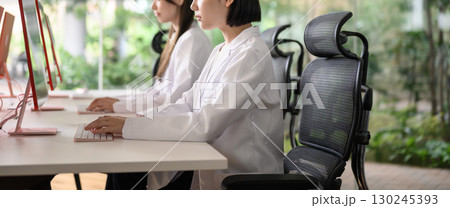 白衣の女性たち 白衣の女性たち 130245393