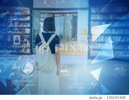 　図書館に入る女子大学生 130245400