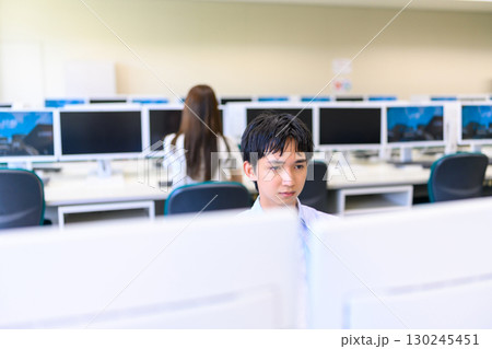 　PCルームで学習する男子学生 130245451