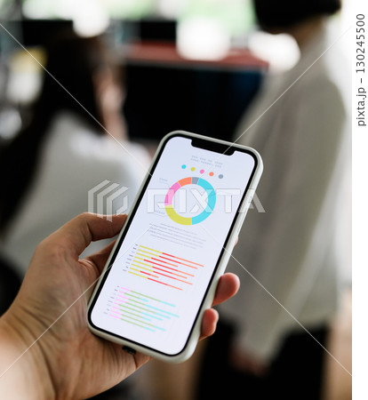 スマホを持った男性 スマホを持った男性 130245500