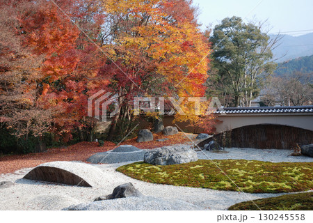 Karesansui style garden 枯山水の日本庭園の紅葉風景,秋の京都旅行のイメージ Karesansui style garden 枯山水の日本庭園の紅葉風景,秋の京都旅行のイメージ 130245558