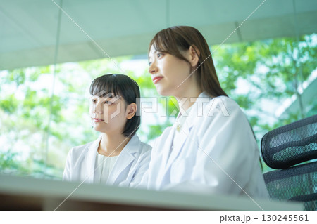白衣の女性たち 130245561