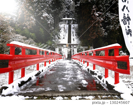 冬の坪沼八幡神社への赤い橋 冬の坪沼八幡神社への赤い橋 130245607