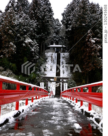 冬の坪沼八幡神社への赤い橋 冬の坪沼八幡神社への赤い橋 130245608