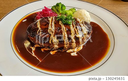 ふっくらとして肉汁たっぷりのハンバーグ 130245631
