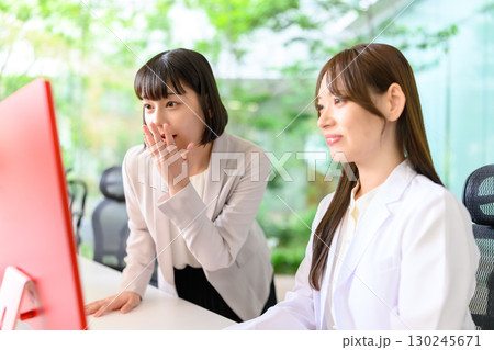 白衣の女性とジャケットを着た女性 白衣の女性とジャケットを着た女性 130245671