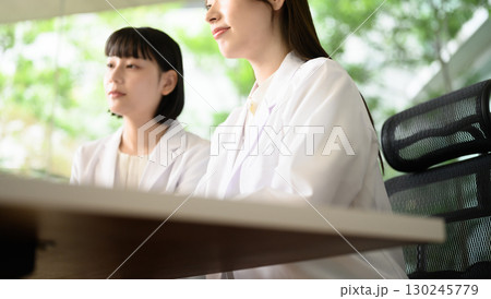 白衣の女性たち 130245779