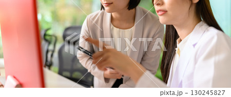 白衣の女性とジャケットを着た女性 130245827