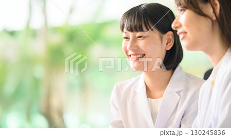 白衣の女性たち 130245836