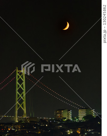 三日月が沈みゆく明石海峡大橋 130245862