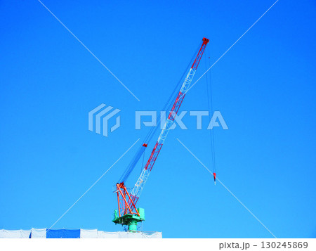 建設工事中のタワークレーンと青空の風景 130245869