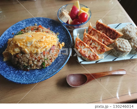 A chinese set meal / 町中華で食べる定食の一例(玉子チャーハン、焼き餃子、焼売) 130246014