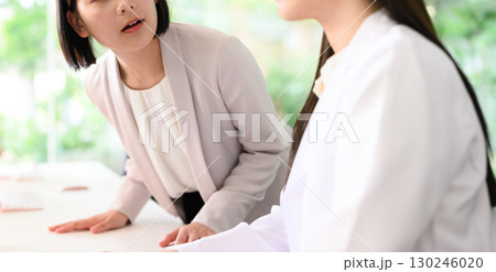 MRと会話する医師 130246020