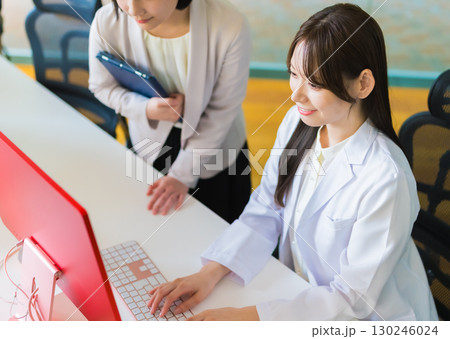 白衣の女性とジャケットを着た女性 130246024