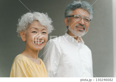 シニア夫婦 130246082