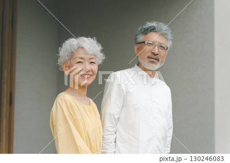 シニア夫婦 130246083