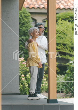 シニア夫婦 130246108