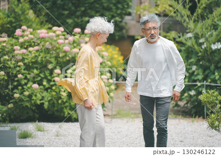 シニア夫婦 130246122
