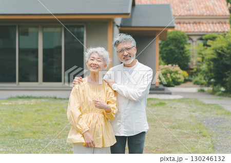 シニア夫婦 130246132