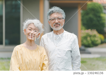 シニア夫婦 130246136