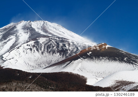 幻想的で美しい夜の富士山 幻想的で美しい夜の富士山 130246189