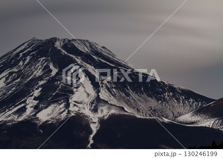 幻想的な夜の富士山と流れる雲 幻想的な夜の富士山と流れる雲 130246199