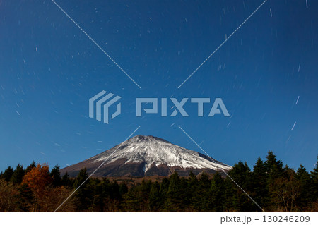 幻想的で神々しい夜の富士山と星空 幻想的で神々しい夜の富士山と星空 130246209