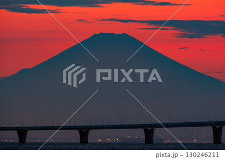 美しい夕空の富士山と東京湾とアクアライン 美しい夕空の富士山と東京湾とアクアライン 130246211