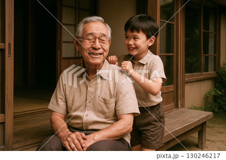 昭和の情景　縁側で肩たたきをする孫 130246217