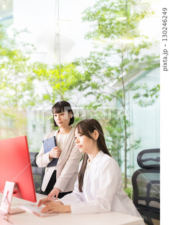 白衣の女性とジャケットを着た女性 白衣の女性とジャケットを着た女性 130246249
