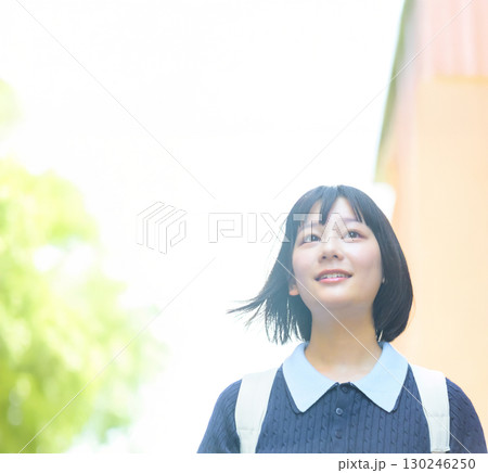 若い女性のポートレート 130246250