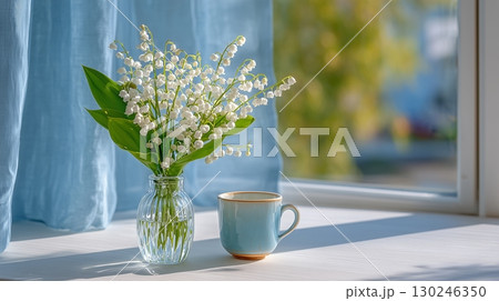 窓際のテーブルの上に置かれたスズランの花 130246350