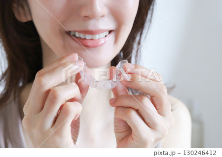 マウスピースをつける女性 マウスピースをつける女性 130246412