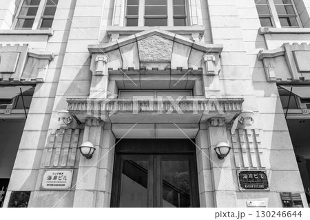 神戸旧居留地の神戸海岸ビル　メインエントランス（旧三井物産神戸支店）ルネサンス様式の近代建築 130246644