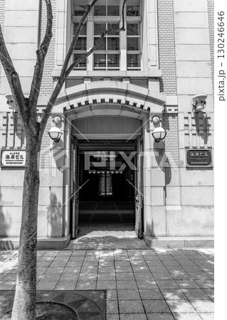 神戸旧居留地の神戸海岸ビル　サブエントランス（旧三井物産神戸支店）ルネサンス様式の近代建築 130246646