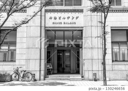 神戸旧居留地の神港ビルヂング(旧川崎汽船本社ビル)メインエントランス アールデコ調の近代建築 神戸旧居留地の神港ビルヂング(旧川崎汽船本社ビル)メインエントランス アールデコ調の近代建築 130246656