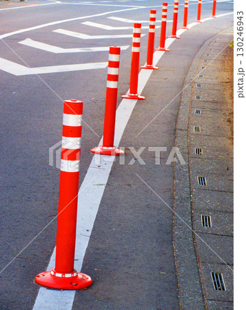道路上の車線分離標(ラバーポール)と白線の風景 道路上の車線分離標(ラバーポール)と白線の風景 130246943