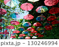 森の空を彩る赤と青のカラフルな傘アート 130246994