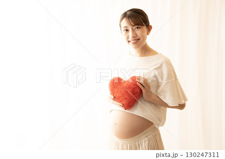 赤いハートを持つ妊娠8ヶ月の女性 赤いハートを持つ妊娠8ヶ月の女性 130247311