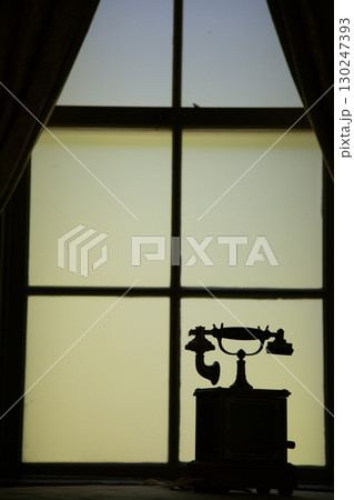 窓辺の電話のシルエット 窓辺の電話のシルエット 130247393