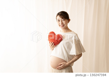 赤いハートを持つ妊娠8ヶ月の女性 130247394
