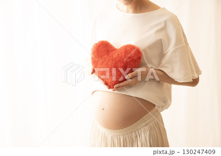 赤いハートを持つ妊娠8ヶ月の女性 130247409