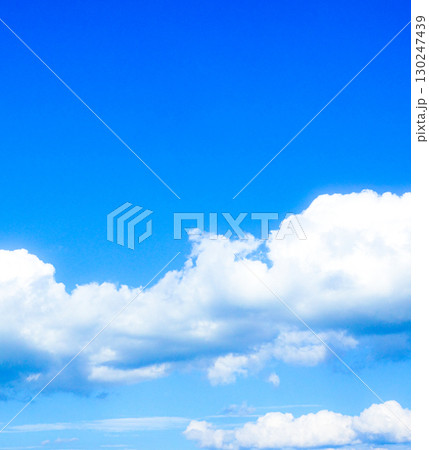 青空と雲のシンプルな風景 130247439