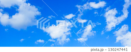 青空と雲のシンプルな風景 130247441