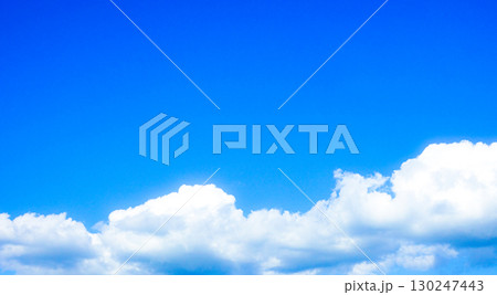 青空と雲のシンプルな風景 130247443
